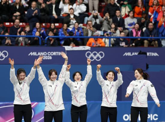 한국 쇼트트랙 여자 대표팀이 2026 밀라노·코르티나담페초 동계 올림픽 여자 3000m 계주에서 금메달을 획득했다. 최민정, 김길리, 노도희, 심석희는 19일 이탈리아 밀라노 아이스스케이팅 아레나에서 열린 대회 여자 3000m 계주 결승에서 4분4초014의 기록으로 이탈리아, 캐나다를 제치고 가장 먼저 결승선을 통과하며 우승했다. 스노보드 여자 하프파이프의 최가온(세화여고)에 이은 우리나라 선수단의 이번 올림픽 두 번째 금메달이다. 한국은 이탈리아, 캐나다, 네덜란드와 겨룬 끝에 시종일관 물 흐르듯 호흡이 척척 맞아 우승했다. 이 종목 7번째 올림픽 금메달 획득에 성공했다. 연합뉴스