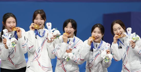 한국 쇼트트랙 여자 대표팀이 2026 밀라노·코르티나담페초 동계 올림픽 여자 3000m 계주에서 금메달을 획득했다. 최민정, 김길리, 노도희, 심석희는 19일 이탈리아 밀라노 아이스스케이팅 아레나에서 열린 대회 여자 3000m 계주 결승에서 4분4초014의 기록으로 이탈리아, 캐나다를 제치고 가장 먼저 결승선을 통과하며 우승했다. 스노보드 여자 하프파이프의 최가온(세화여고)에 이은 우리나라 선수단의 이번 올림픽 두 번째 금메달이다. 한국은 이탈리아, 캐나다, 네덜란드와 겨룬 끝에 시종일관 물 흐르듯 호흡이 척척 맞아 우승했다. 이 종목 7번째 올림픽 금메달 획득에 성공했다. 연합뉴스