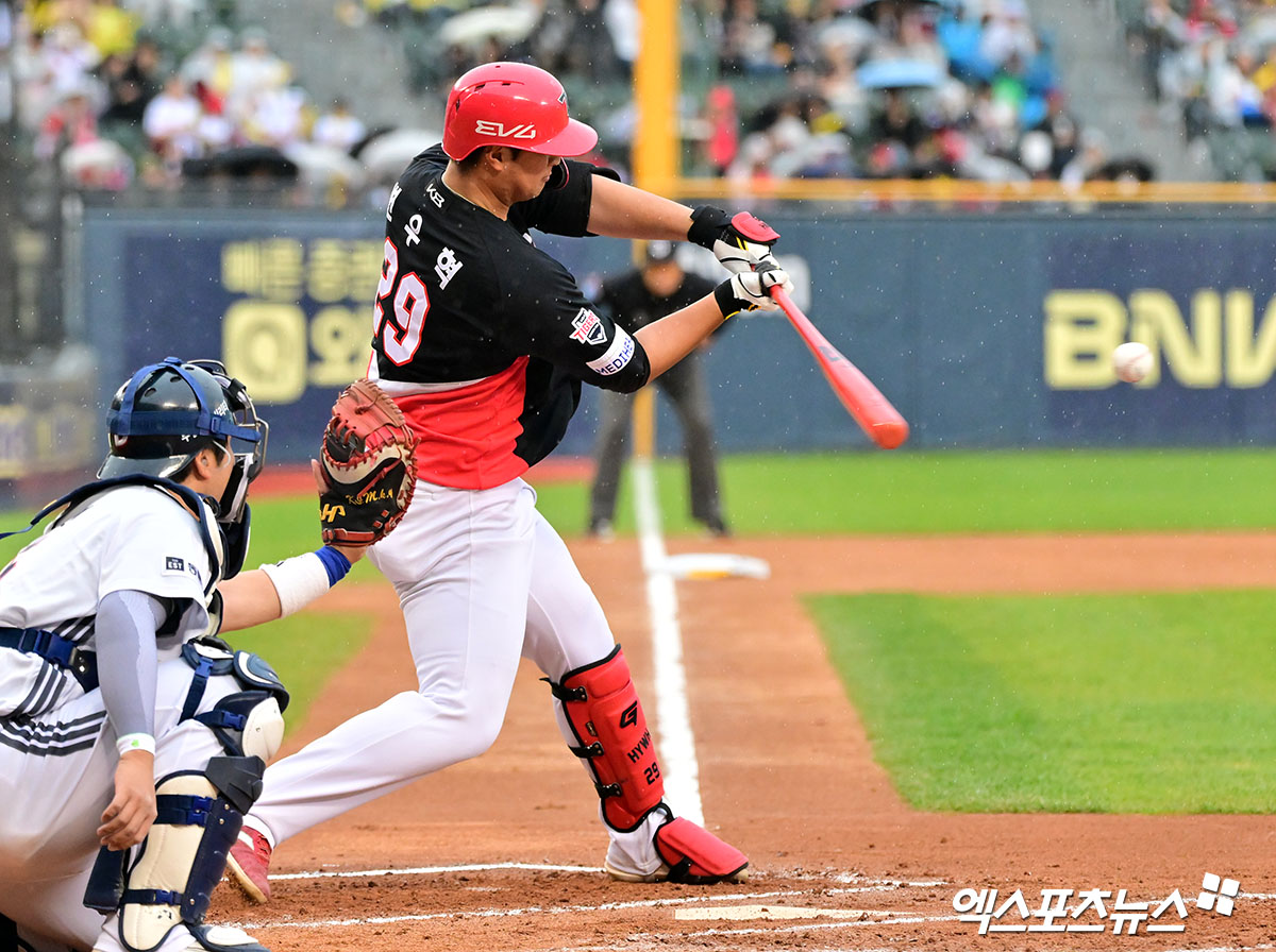 KIA 타이거즈 퓨처스팀 스프링캠프에 참가한 내야수 변우혁이 오른쪽 종아리 통증을 호소하면서 지난 11일 귀국했다. 변우혁은 지금 치료를 받고 있으며, 3주 후 훈련을 재개할 수 있을 것으로 예상한다는 게 구단의 설명이다. 엑스포츠뉴스 DB
