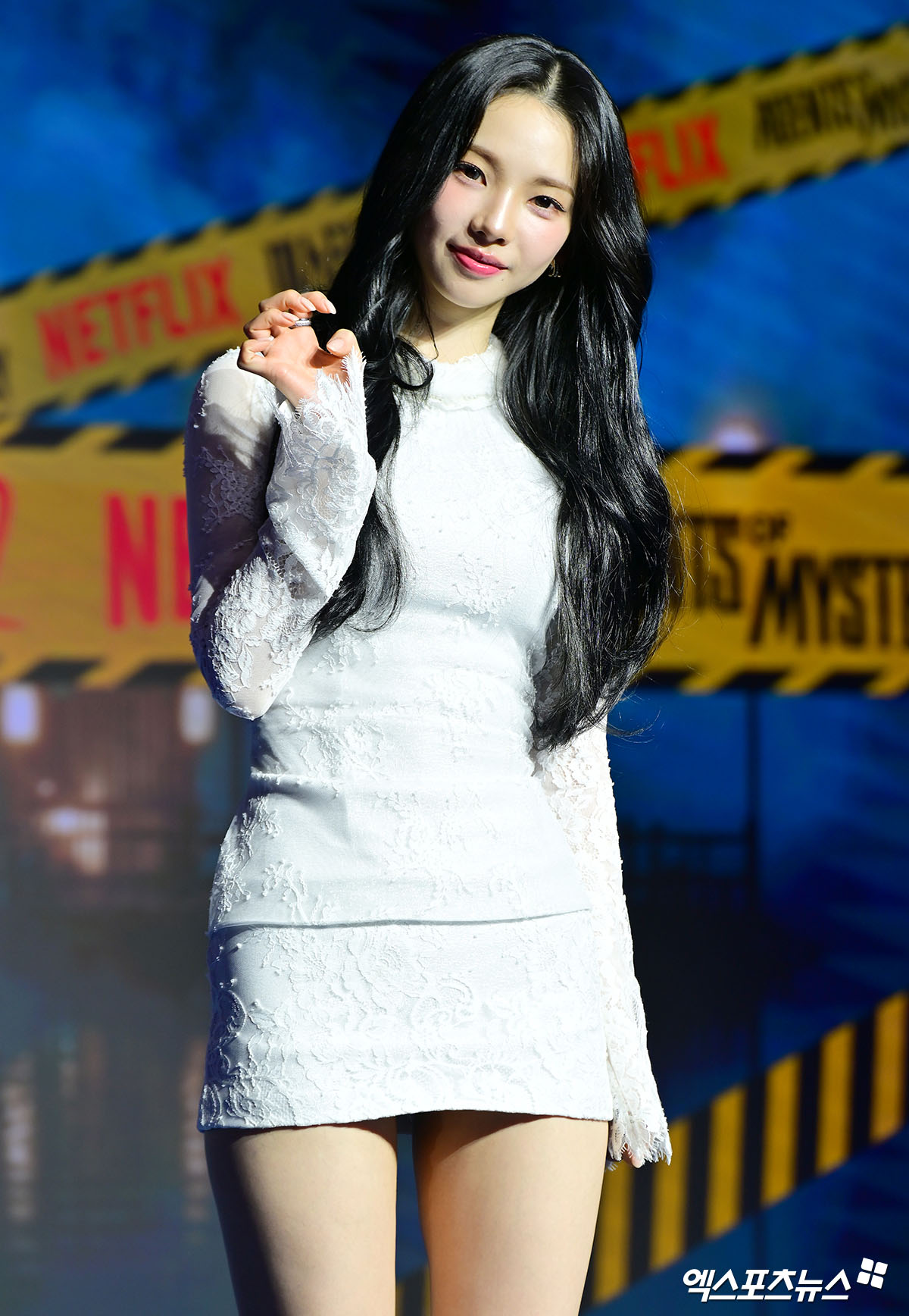 에스파 카리나가 포즈를 취하고 있다.