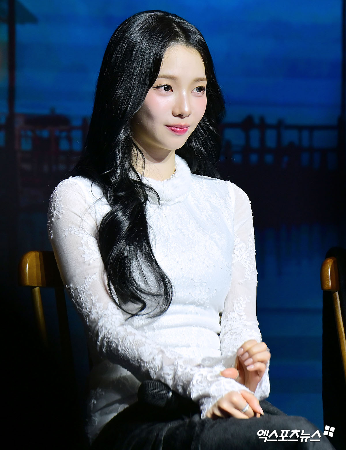 에스파 카리나가 포즈를 취하고 있다.