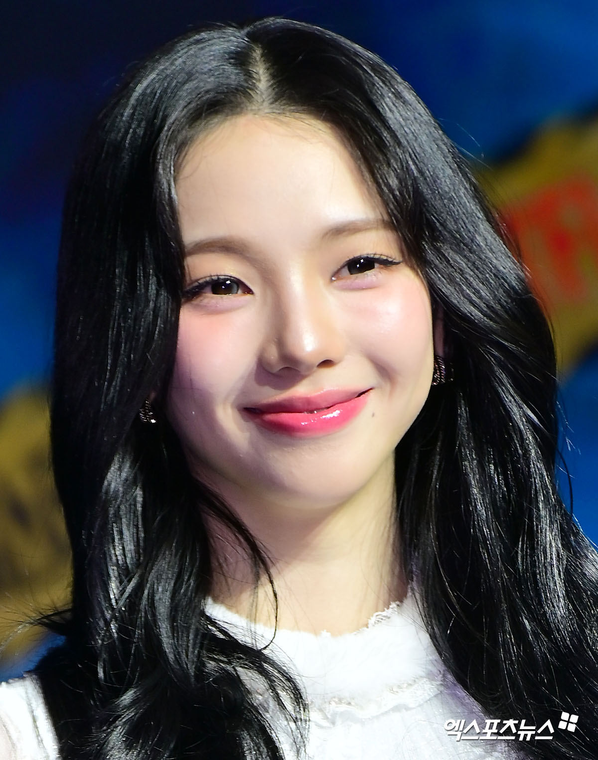 에스파 카리나가 포즈를 취하고 있다.