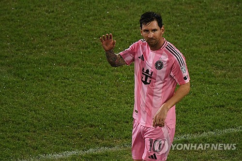  '손흥민 vs 메시' 빅매치가 결국 성사될 가능성이 커졌다. 개막을 앞두고 불거졌던 결장 우려에도 불구하고, 인터 마이애미의 리오넬 메시가 정상 훈련을 소화하며 손흥민의 LAFC와의 MLS 개막전 출전 가능성을 끌어올렸다. 여기에 새 공격 옵션 헤르만 베르테라메까지 합류하면서 인터 마이애미가 최정예 전력으로 개막전을 치를 가능성이 커졌다. 골닷컴은 19일 '메시와 베르테라메가 팀 훈련에 참가하면서 LAFC와의 개막전 출전이 유력해졌다'고 보도했다. 매체에 따르면 메시는 최근 근육 문제로 인해 프리시즌 일정 일부를 소화하지 못했지만, 최근 진행된 팀 훈련에 정상적으로 합류해 전술 훈련과 스프린트 세션까지 모두 소화했다. 연합뉴스