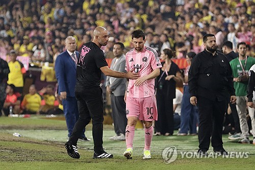  '손흥민 vs 메시' 빅매치가 결국 성사될 가능성이 커졌다. 개막을 앞두고 불거졌던 결장 우려에도 불구하고, 인터 마이애미의 리오넬 메시가 정상 훈련을 소화하며 손흥민의 LAFC와의 MLS 개막전 출전 가능성을 끌어올렸다. 여기에 새 공격 옵션 헤르만 베르테라메까지 합류하면서 인터 마이애미가 최정예 전력으로 개막전을 치를 가능성이 커졌다. 골닷컴은 19일 '메시와 베르테라메가 팀 훈련에 참가하면서 LAFC와의 개막전 출전이 유력해졌다'고 보도했다. 매체에 따르면 메시는 최근 근육 문제로 인해 프리시즌 일정 일부를 소화하지 못했지만, 최근 진행된 팀 훈련에 정상적으로 합류해 전술 훈련과 스프린트 세션까지 모두 소화했다. 연합뉴스