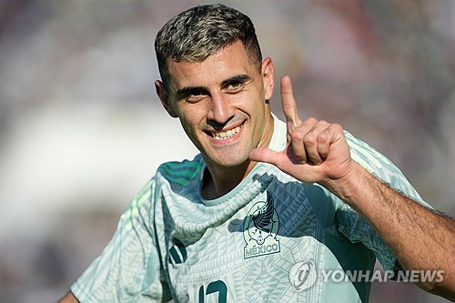  '손흥민 vs 메시' 빅매치가 결국 성사될 가능성이 커졌다. 개막을 앞두고 불거졌던 결장 우려에도 불구하고, 인터 마이애미의 리오넬 메시가 정상 훈련을 소화하며 손흥민의 LAFC와의 MLS 개막전 출전 가능성을 끌어올렸다. 여기에 새 공격 옵션 헤르만 베르테라메까지 합류하면서 인터 마이애미가 최정예 전력으로 개막전을 치를 가능성이 커졌다. 골닷컴은 19일 '메시와 베르테라메가 팀 훈련에 참가하면서 LAFC와의 개막전 출전이 유력해졌다'고 보도했다. 매체에 따르면 메시는 최근 근육 문제로 인해 프리시즌 일정 일부를 소화하지 못했지만, 최근 진행된 팀 훈련에 정상적으로 합류해 전술 훈련과 스프린트 세션까지 모두 소화했다. 연합뉴스