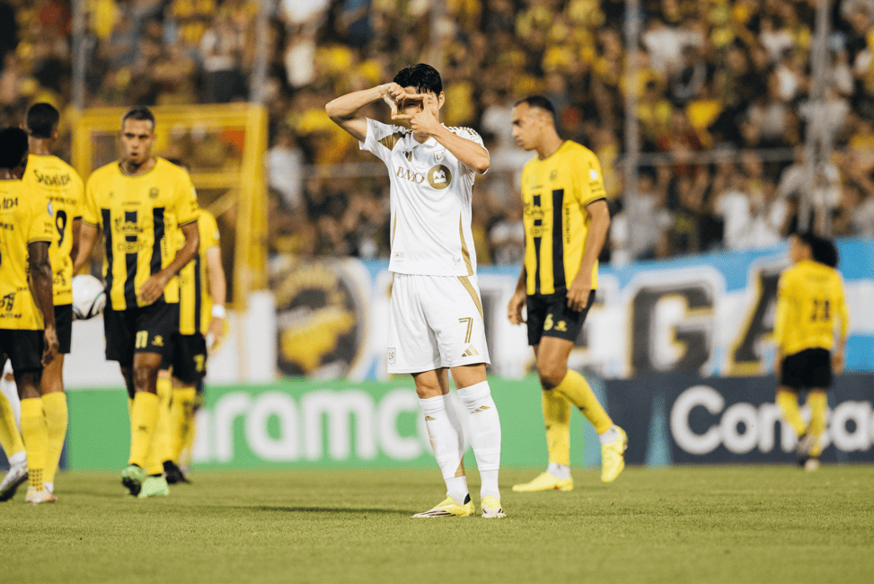  '손흥민 vs 메시' 빅매치가 결국 성사될 가능성이 커졌다. 개막을 앞두고 불거졌던 결장 우려에도 불구하고, 인터 마이애미의 리오넬 메시가 정상 훈련을 소화하며 손흥민의 LAFC와의 MLS 개막전 출전 가능성을 끌어올렸다. 여기에 새 공격 옵션 헤르만 베르테라메까지 합류하면서 인터 마이애미가 최정예 전력으로 개막전을 치를 가능성이 커졌다. 골닷컴은 19일 '메시와 베르테라메가 팀 훈련에 참가하면서 LAFC와의 개막전 출전이 유력해졌다'고 보도했다. 매체에 따르면 메시는 최근 근육 문제로 인해 프리시즌 일정 일부를 소화하지 못했지만, 최근 진행된 팀 훈련에 정상적으로 합류해 전술 훈련과 스프린트 세션까지 모두 소화했다. 연합뉴스