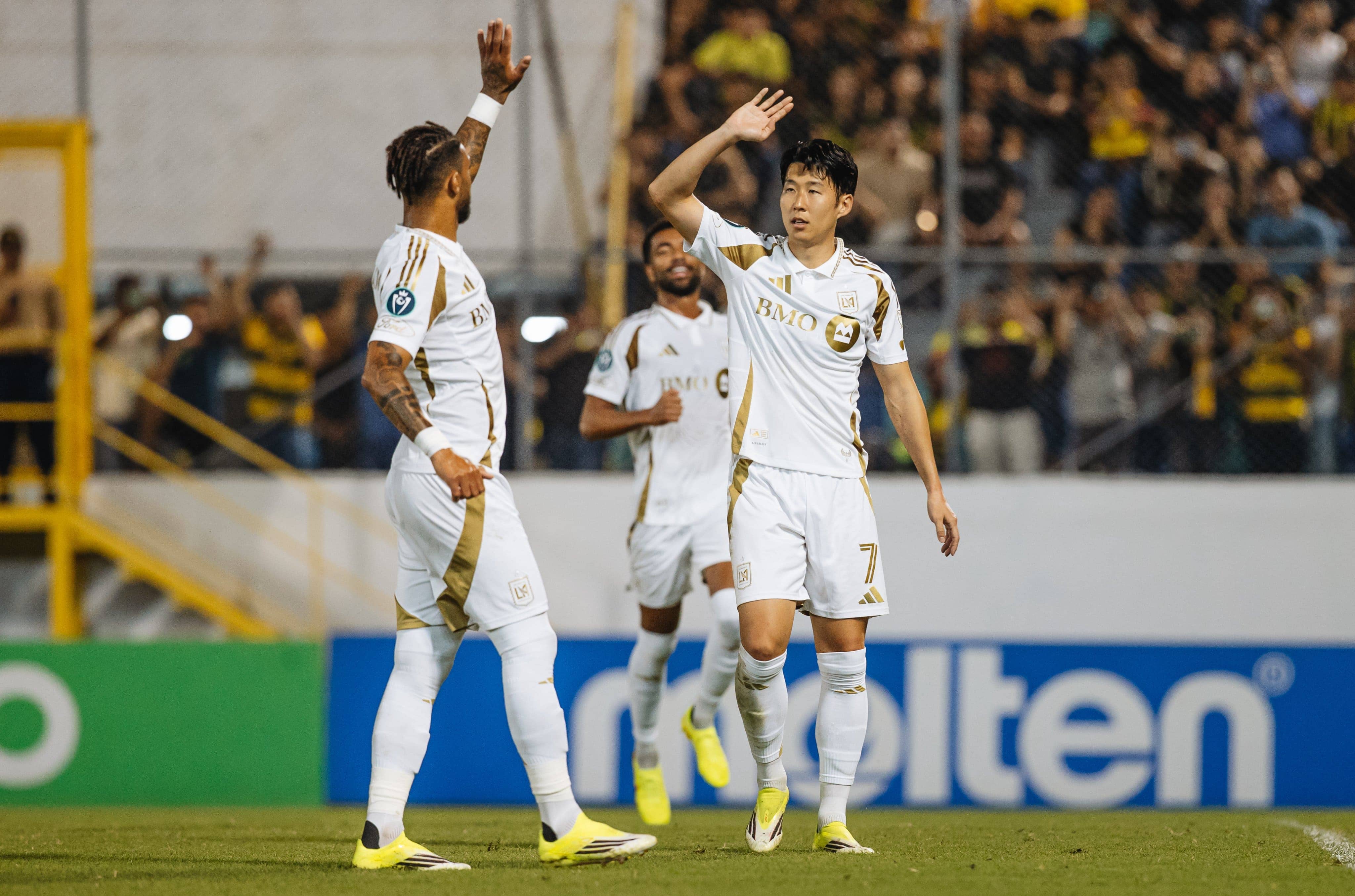  '손흥민 vs 메시' 빅매치가 결국 성사될 가능성이 커졌다. 개막을 앞두고 불거졌던 결장 우려에도 불구하고, 인터 마이애미의 리오넬 메시가 정상 훈련을 소화하며 손흥민의 LAFC와의 MLS 개막전 출전 가능성을 끌어올렸다. 여기에 새 공격 옵션 헤르만 베르테라메까지 합류하면서 인터 마이애미가 최정예 전력으로 개막전을 치를 가능성이 커졌다. 골닷컴은 19일 '메시와 베르테라메가 팀 훈련에 참가하면서 LAFC와의 개막전 출전이 유력해졌다'고 보도했다. 매체에 따르면 메시는 최근 근육 문제로 인해 프리시즌 일정 일부를 소화하지 못했지만, 최근 진행된 팀 훈련에 정상적으로 합류해 전술 훈련과 스프린트 세션까지 모두 소화했다. 연합뉴스