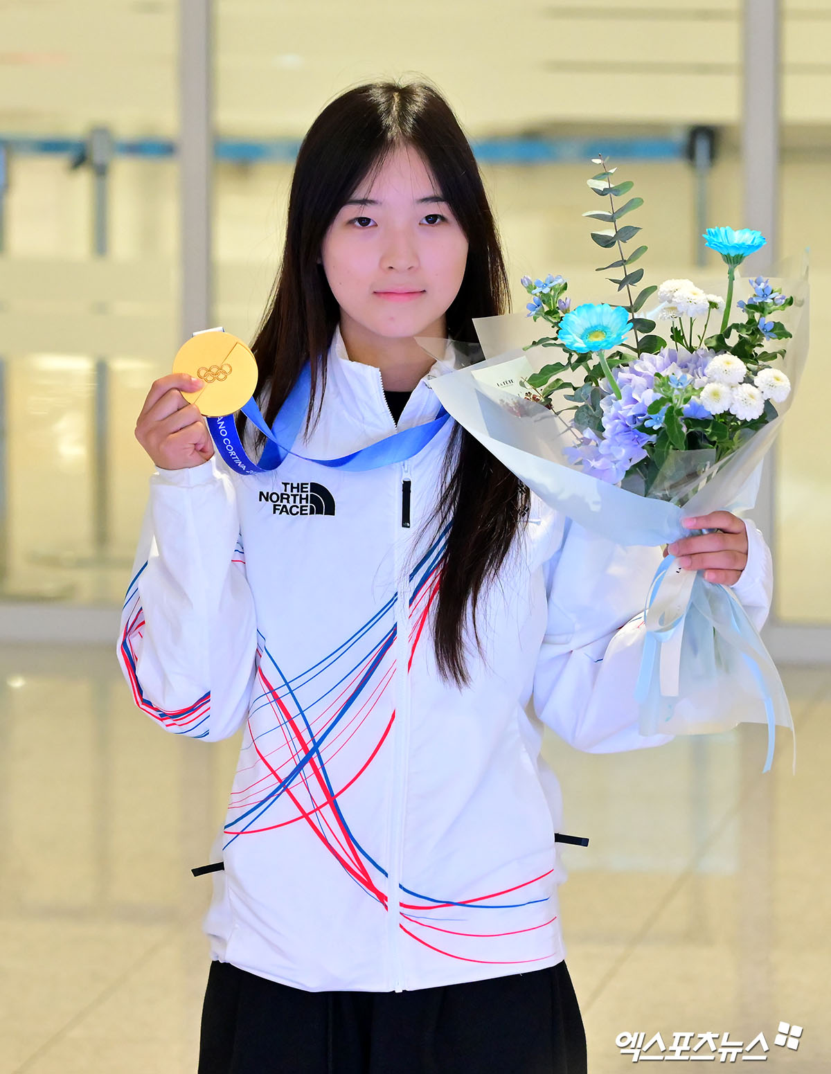 2026 밀라노·코르티나담페초 동계올림픽에서 한국 스키·스노보드 역사상 첫 금메달을 획득한 최가온(18·세화여고)이 결승전 당시 손뼈 골절상을 입은 상태로 경기를 치른 것으로 보인다. 자신의 SNS에 병원에서 손등과 손목 부위 진단을 받는 사진을 공개했다. 이 부상은 지난 13일 이탈리아 리비뇨 스노파크에서 열린 스노보드 여자 하프파이프 결승 1차 시기 도중 발생한 것일 가능성이 크다. 인천공항, 김한준 기자