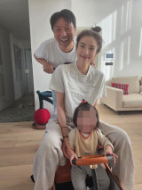 손담비♥이규혁, 딸 해이와 나들이 준비…고급 유모차 타고 '활짝' [★해시태그]