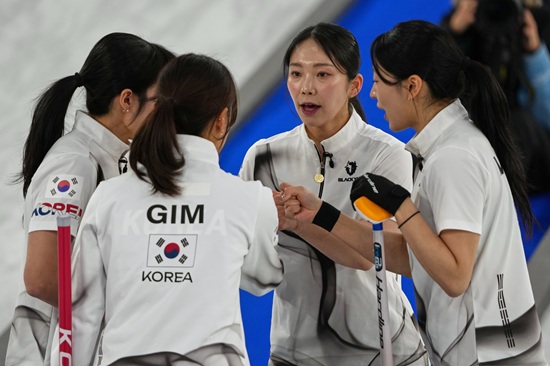 스킵 김은지, 서드 김민지, 세컨드 김수지, 리드 설예은, 핍스 설예지로 구성된 한국 컬링대표팀은 18일 이탈리아 코르티나의 코르티나 컬링 스타디움에서 열린 캐나다의 2026 밀라노·코르티나담페초 동계올림픽 여자 컬링 라운드로빈 최종전에서 7-10으로 아쉽게 패했다. 한국은 첫 경기에서 미국(4-8 패)에 패하고 이탈리아(7-2 승), 영국(9-3 승)을 상대로 2승을 거둔 한국은 덴마크(3-6 패)에게 다시 무너졌으나 일본(7-5 승), 중국(10-9 승)을 꺾고 4승을 만들었다. 이어 스위스에 5-7로 패했으나 1위를 달리던 스웨덴을 8-3으로 무찌르며 5승3패를 만들었다. 캐나다와 최종전서 이겼다면 4강에 진출할 수 있었지만 경기 내내 완벽한 투구를 보여준 캐나다를 넘지 못하고 아쉽게 짐을 쌌다. 연합뉴스