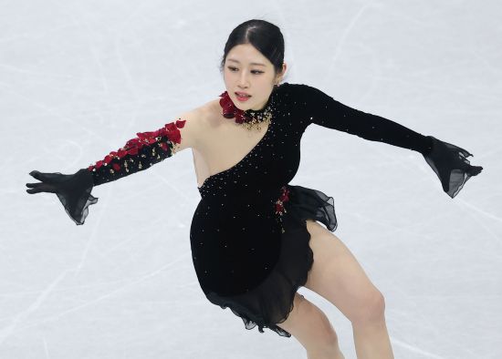 이해인(고려대)은 20일(한국시간) 이탈리아 밀라노 아이스 스케이팅 스타디움에서 열린 2026 밀라노·코르티나담페초 동계올림픽 피겨스케이팅 여자 싱글 프리스케이팅에 출전해 기술점수(TES) 74.15점, 예술점수(PCS) 66.34점, 합계 140.49점을 받았다. 쇼트프로그램 점수까지 합쳐 210.56점을 기록해 프리스케이팅에 출전한 24명 중 8위에 올랐다. 앞서 쇼트프로그램에서 시즌 베스트 점수를 기록했던 이해인은 프리스케이팅에서도 시즌 최고 점수를 세웠다. 이해인은 올시즌 최고 점수를 기록하면서 처음 출전한 올림픽 무대에서 8위에 올라 10위권 안에 드는데 성공했다. 연합뉴스
