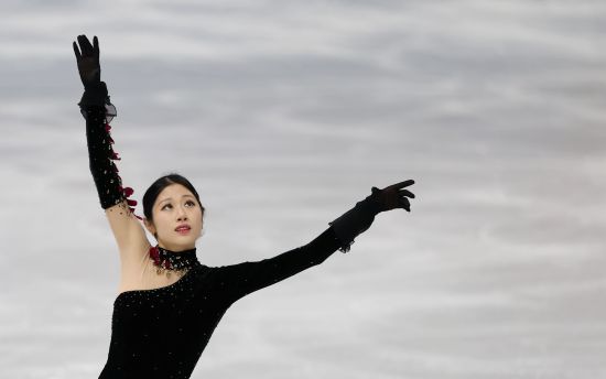 이해인(고려대)은 20일(한국시간) 이탈리아 밀라노 아이스 스케이팅 스타디움에서 열린 2026 밀라노·코르티나담페초 동계올림픽 피겨스케이팅 여자 싱글 프리스케이팅에 출전해 기술점수(TES) 74.15점, 예술점수(PCS) 66.34점, 합계 140.49점을 받았다. 쇼트프로그램 점수까지 합쳐 210.56점을 기록해 프리스케이팅에 출전한 24명 중 8위에 올랐다. 앞서 쇼트프로그램에서 시즌 베스트 점수를 기록했던 이해인은 프리스케이팅에서도 시즌 최고 점수를 세웠다. 이해인은 올시즌 최고 점수를 기록하면서 처음 출전한 올림픽 무대에서 8위에 올라 10위권 안에 드는데 성공했다. 연합뉴스