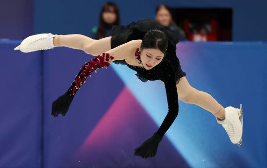 이해인(고려대)은 20일(한국시간) 이탈리아 밀라노 아이스 스케이팅 스타디움에서 열린 2026 밀라노·코르티나담페초 동계올림픽 피겨스케이팅 여자 싱글 프리스케이팅에 출전해 기술점수(TES) 74.15점, 예술점수(PCS) 66.34점, 합계 140.49점을 받았다. 쇼트프로그램 점수까지 합쳐 210.56점을 기록해 프리스케이팅에 출전한 24명 중 8위에 올랐다. 앞서 쇼트프로그램에서 시즌 베스트 점수를 기록했던 이해인은 프리스케이팅에서도 시즌 최고 점수를 세웠다. 이해인은 올시즌 최고 점수를 기록하면서 처음 출전한 올림픽 무대에서 8위에 올라 10위권 안에 드는데 성공했다. 연합뉴스