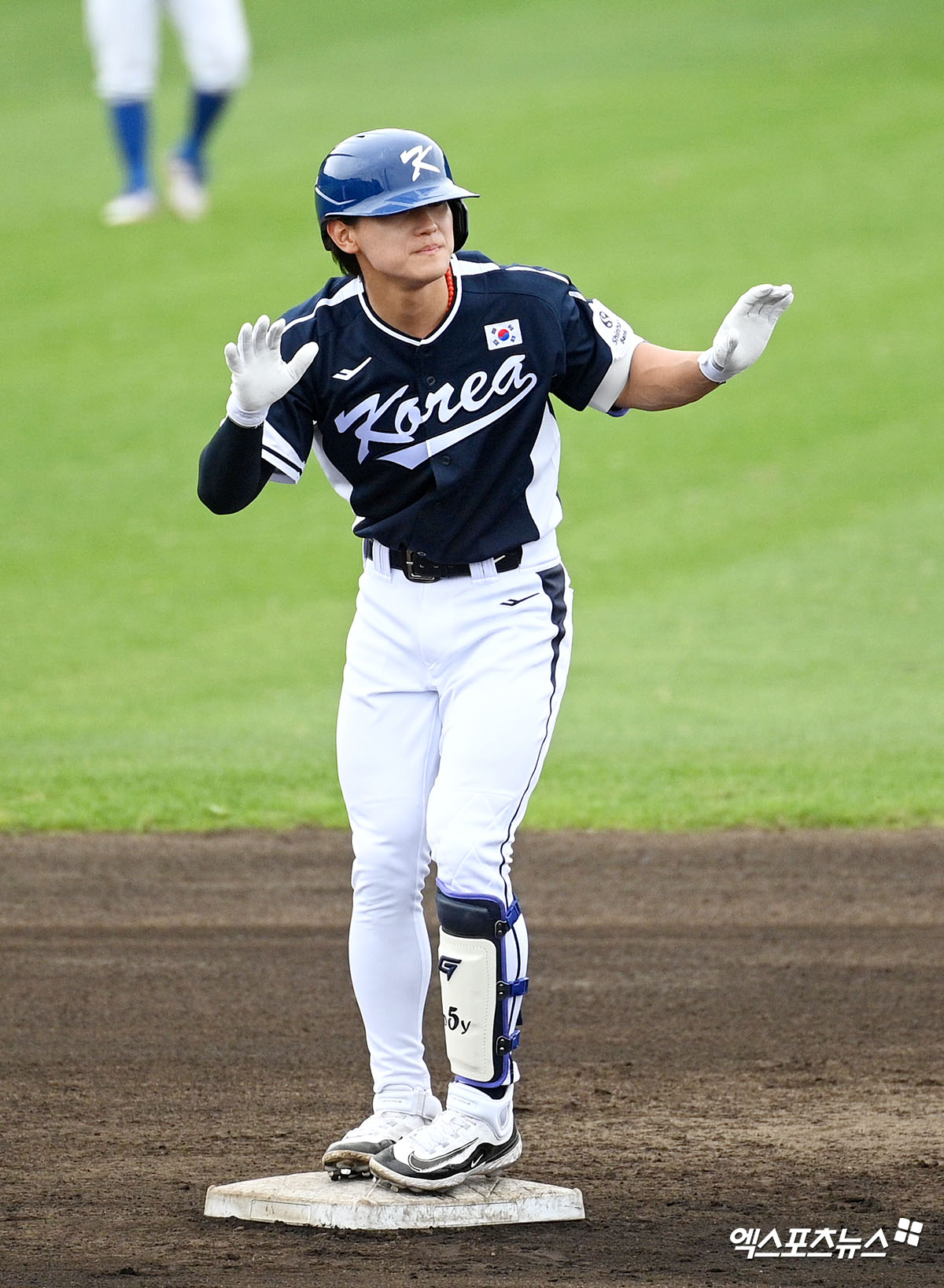 2026 월드베이스볼클래식(WBC)에 출전하는 김도영이 20일 일본 오키나와 온나손의 아카마 구장에서 열린 삼성 라이온즈와의 연습경기에서 1회초 첫 타석에서 2루타를 기록했다. 사진 고아라 기자