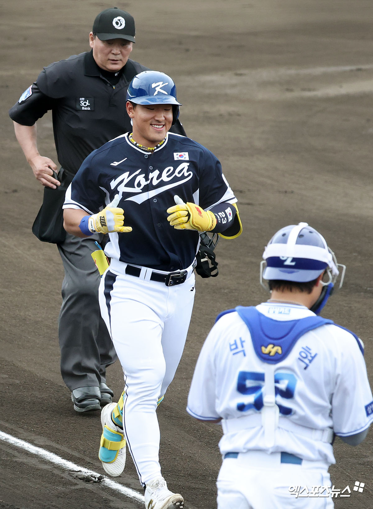 20일 일본 오키나와 온나손의 아카마 구장에서 열린 WBC 대표팀과 삼성 라이온즈의 연습경기에서 대표팀 외야수 안현민이 1회초 첫 타석에서 솔로 홈런을 기록했다. 사진 고아라 기자
