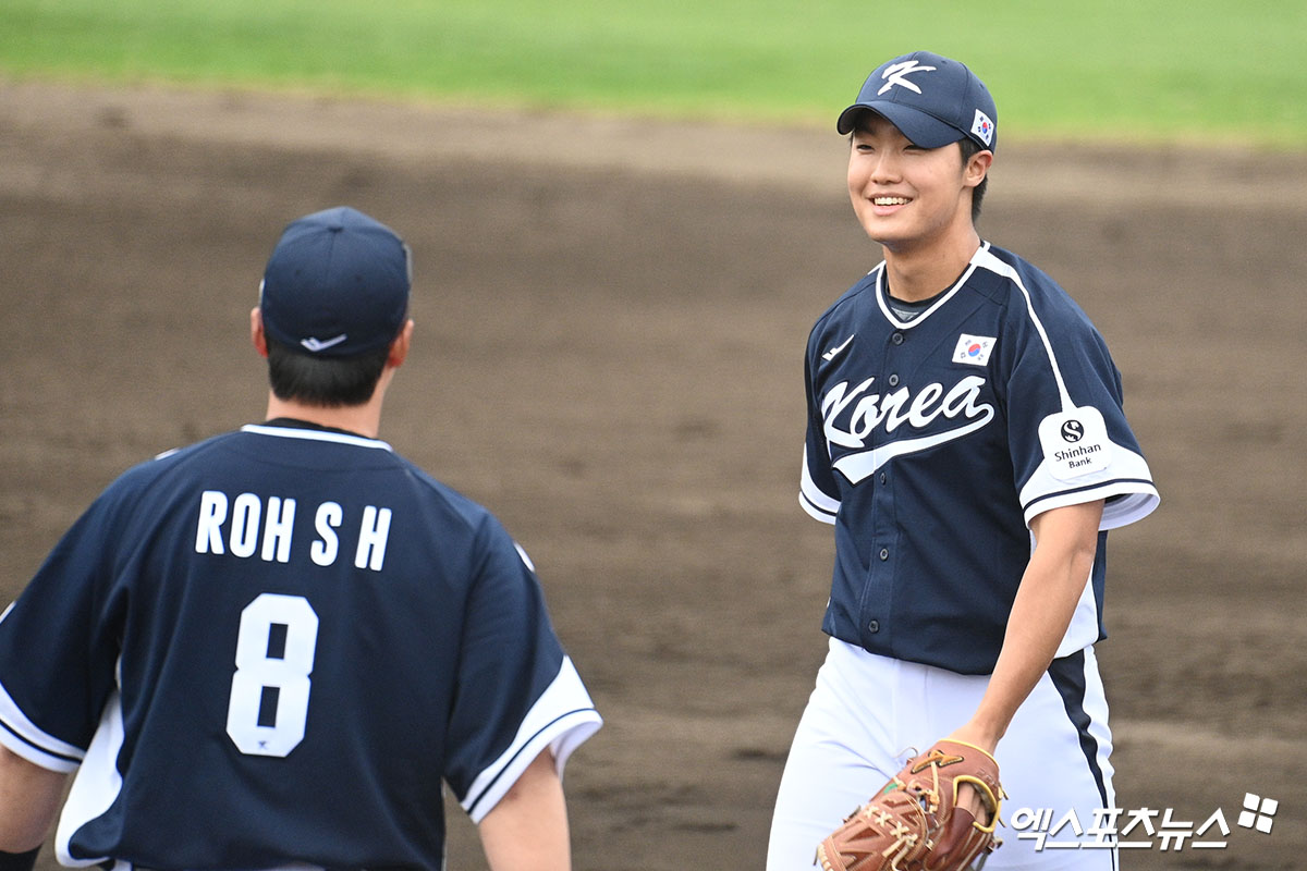 20일 일본 오키나와 온나손의 아카마 구장에서 열린 WBC 대표팀과 삼성 라이온즈의 연습경기에서 대표팀 우완 정우주가 노시환가 웃으며 대화하는 모습. 사진 고아라 기자