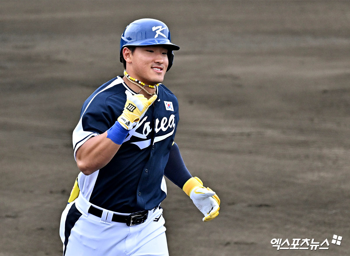20일 일본 오키나와 온나손의 아카마 구장에서 열린 WBC 대표팀과 삼성 라이온즈의 연습경기에서 대표팀 외야수 안현민이 1회초 선제 솔로 홈런을 기록했다. 사진 고아라 기자