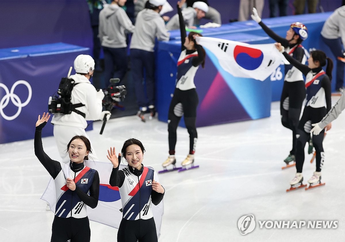 2026 밀라노·코르티나담페초 동계올림픽 조직위원회가 이번 대회 쇼트트랙 시상식에서 잘못된 태극기를 사용한 것에 대해 사과와 함께 즉각적인 조처를 약속했다. 대회 조직위원회는 지난 19일(한국시간) 이탈리아 밀라노 아이스스케이팅 아레나에서 열린 쇼트트랙 여자 3000m 결승 시상식과 지난 13일, 15일, 그리고 16일 열린 경기에서 디자인이 잘못된 태극기를 사용했다. 사진 연합뉴스