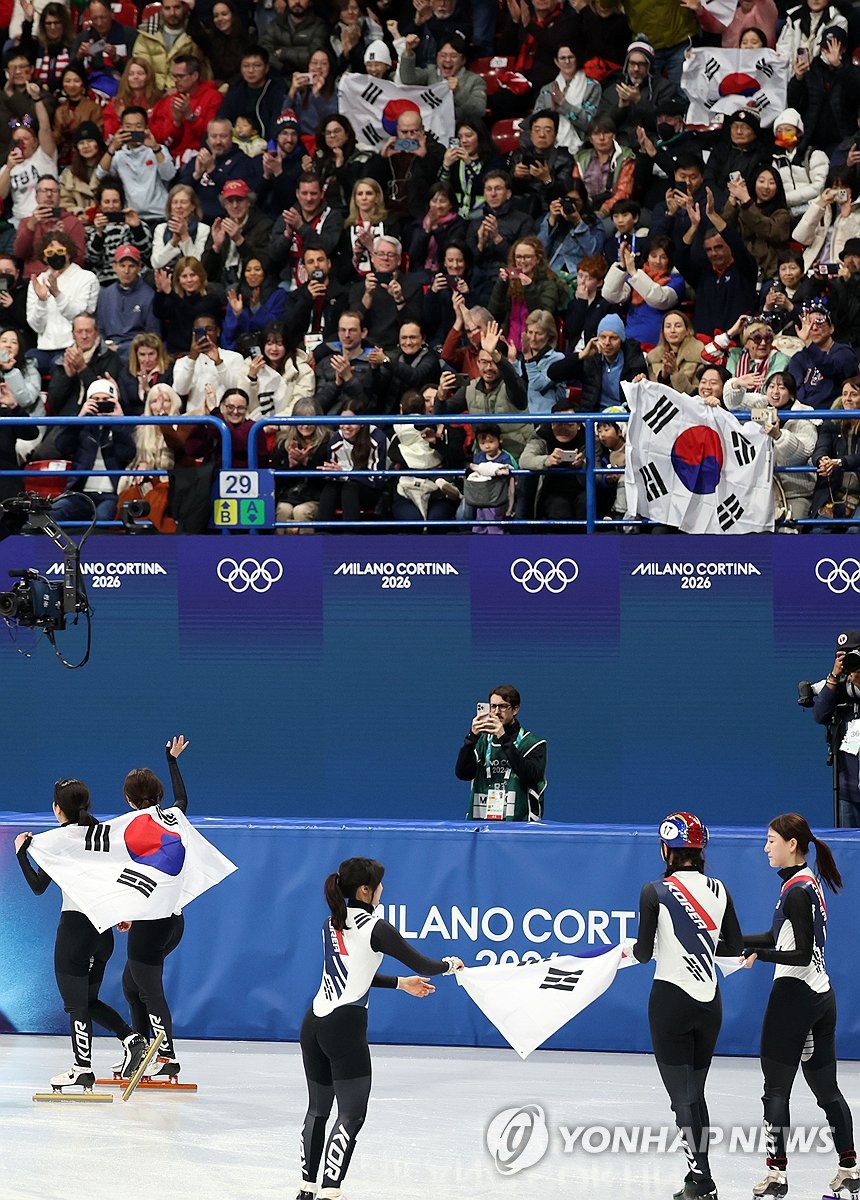 2026 밀라노·코르티나담페초 동계올림픽 조직위원회가 이번 대회 쇼트트랙 시상식에서 잘못된 태극기를 사용한 것에 대해 사과와 함께 즉각적인 조처를 약속했다. 대회 조직위원회는 지난 19일(한국시간) 이탈리아 밀라노 아이스스케이팅 아레나에서 열린 쇼트트랙 여자 3000m 결승 시상식과 지난 13일, 15일, 그리고 16일 열린 경기에서 디자인이 잘못된 태극기를 사용했다. 사진 연합뉴스