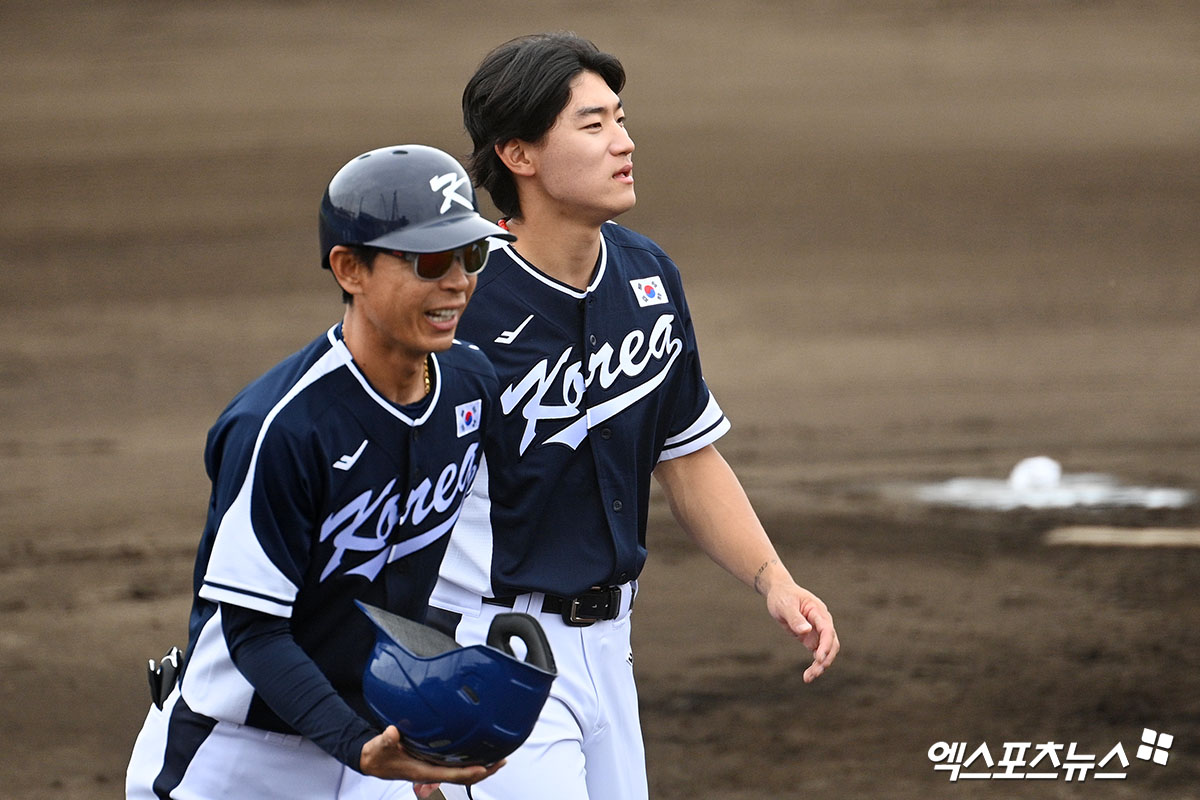 2026 월드베이스볼클래식 국가대표팀 내야수 김도영(오른쪽)이 20일 일본 오키나와 온나손의 아카마 구장에서 열린 삼성 라이온즈와의 연습경기에서 1회초 2루타를 기록했다. 사진 고아라기자
