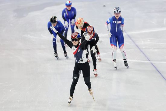김길리(성남시청)는 21일(한국시간) 이탈리아 밀라노 아이스 스케이팅 아레나에서 열린 대회 쇼트트랙 여자 1500m 파이널A(결승)에서 2분32초076의 기록으로 가장 먼저 결승선을 통과해 금메달을 목에 걸었다. 함께 출전한 최민정(성남시청)은 2분32초450을 기록해 은메달을 차지했다. 앞서 여자 1000m 동메달을 따내고, 여자 3000m 계주에서도 금메달을 목에 걸었던 김길리는 여자 1500m 정상에 오르면서 밀라노 올림픽 2관왕에 올랐다. 더불어 올림픽 개인전 첫 금메달을 수확했다. 최민정은 올림픽 메달 개수를 7개로 늘리면서 동·하계 대회 통틀어 한국 역대 최다 메달 보유자로 등극했다. 연합뉴스
