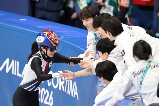 김길리(성남시청)는 21일(한국시간) 이탈리아 밀라노 아이스 스케이팅 아레나에서 열린 대회 쇼트트랙 여자 1500m 파이널A(결승)에서 2분32초076의 기록으로 가장 먼저 결승선을 통과해 금메달을 목에 걸었다. 함께 출전한 최민정(성남시청)은 2분32초450을 기록해 은메달을 차지했다. 앞서 여자 1000m 동메달을 따내고, 여자 3000m 계주에서도 금메달을 목에 걸었던 김길리는 여자 1500m 정상에 오르면서 밀라노 올림픽 2관왕에 올랐다. 더불어 올림픽 개인전 첫 금메달을 수확했다. 최민정은 올림픽 메달 개수를 7개로 늘리면서 동·하계 대회 통틀어 한국 역대 최다 메달 보유자로 등극했다. 연합뉴스