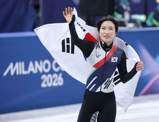 한국 여자 쇼트트랙 대표팀 김길리가 21일 이탈리아 밀라노 아이스스케이팅 아레나에서 열린 2026 밀라노·코르티나 동계올림픽 쇼트트랙 여자 1500m에서 우승한 뒤 태극기 세리머니를 하고 있다. 김길리는 이번 대회에서 금메달 2개, 동메달 1개를 따냈다. 연합뉴스