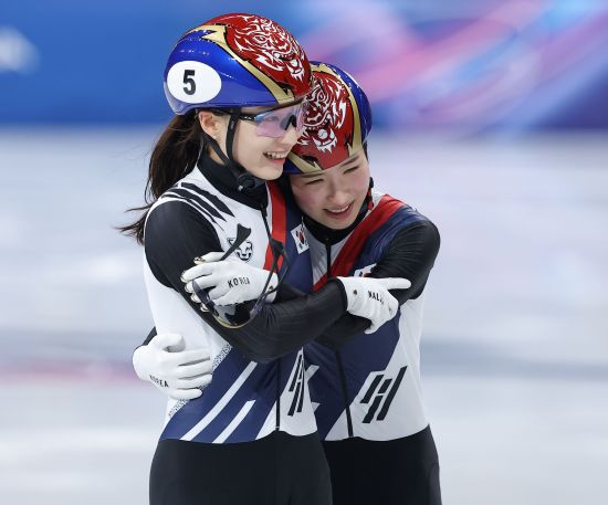 한국 여자 쇼트트랙 대표팀 김길리(오른쪽)이 21일 이탈리아 밀라노 아이스스케이팅 아레나에서 열린 2026 밀라노·코르티나 동계올림픽 쇼트트랙 여자 1500m에서 우승한 뒤 준우승자인 선배 최민정과 포옹하며 함께 기뻐하고 있다. 김길리는 이번 대회에서 금메달 2개, 동메달 1개를 따냈다. 연합뉴스