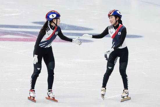 한국 여자 쇼트트랙 대표팀 김길리(오른쪽)이 21일 이탈리아 밀라노 아이스스케이팅 아레나에서 열린 2026 밀라노·코르티나 동계올림픽 쇼트트랙 여자 1500m에서 우승한 뒤 준우승자인 선배 최민정과 함께 기뻐하고 있다. 김길리는 이번 대회에서 금메달 2개, 동메달 1개를 따냈다. 연합뉴스