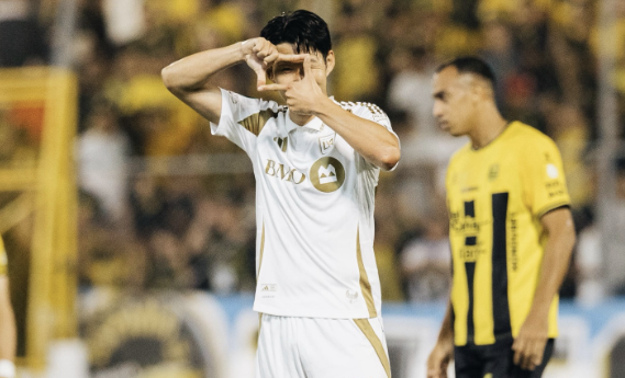 LAFC 손흥민이 축구의 신 리오넬 메시(인터 마이애미)와의 맞대결을 앞두고 개인의 대결이 아닌 팀 대결에 초점을 맞추겠다고 밝혔다. 손흥민과 메시의 맞대결을 앞두고 전 세계 팬들의 관심이 집중되고 있는 가운데 손흥민은 메시와의 개인적인 맞대결보다는 소속팀 LAFC의 승리를 최우선으로 하겠다는 뜻을 밝혔다. 손흥민은 메시와 두 차례 맞대결을 벌인 바 있다. 아직까지 메시를 상대로 승리가 없는 손흥민이 미국 땅에서 승리를 가져올 수 있을지 관심이 집중된다. SNS