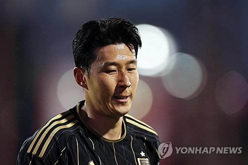 LAFC 손흥민이 축구의 신 리오넬 메시(인터 마이애미)와의 맞대결을 앞두고 개인의 대결이 아닌 팀 대결에 초점을 맞추겠다고 밝혔다. 손흥민과 메시의 맞대결을 앞두고 전 세계 팬들의 관심이 집중되고 있는 가운데 손흥민은 메시와의 개인적인 맞대결보다는 소속팀 LAFC의 승리를 최우선으로 하겠다는 뜻을 밝혔다. 손흥민은 메시와 두 차례 맞대결을 벌인 바 있다. 아직까지 메시를 상대로 승리가 없는 손흥민이 미국 땅에서 승리를 가져올 수 있을지 관심이 집중된다. 연합뉴스