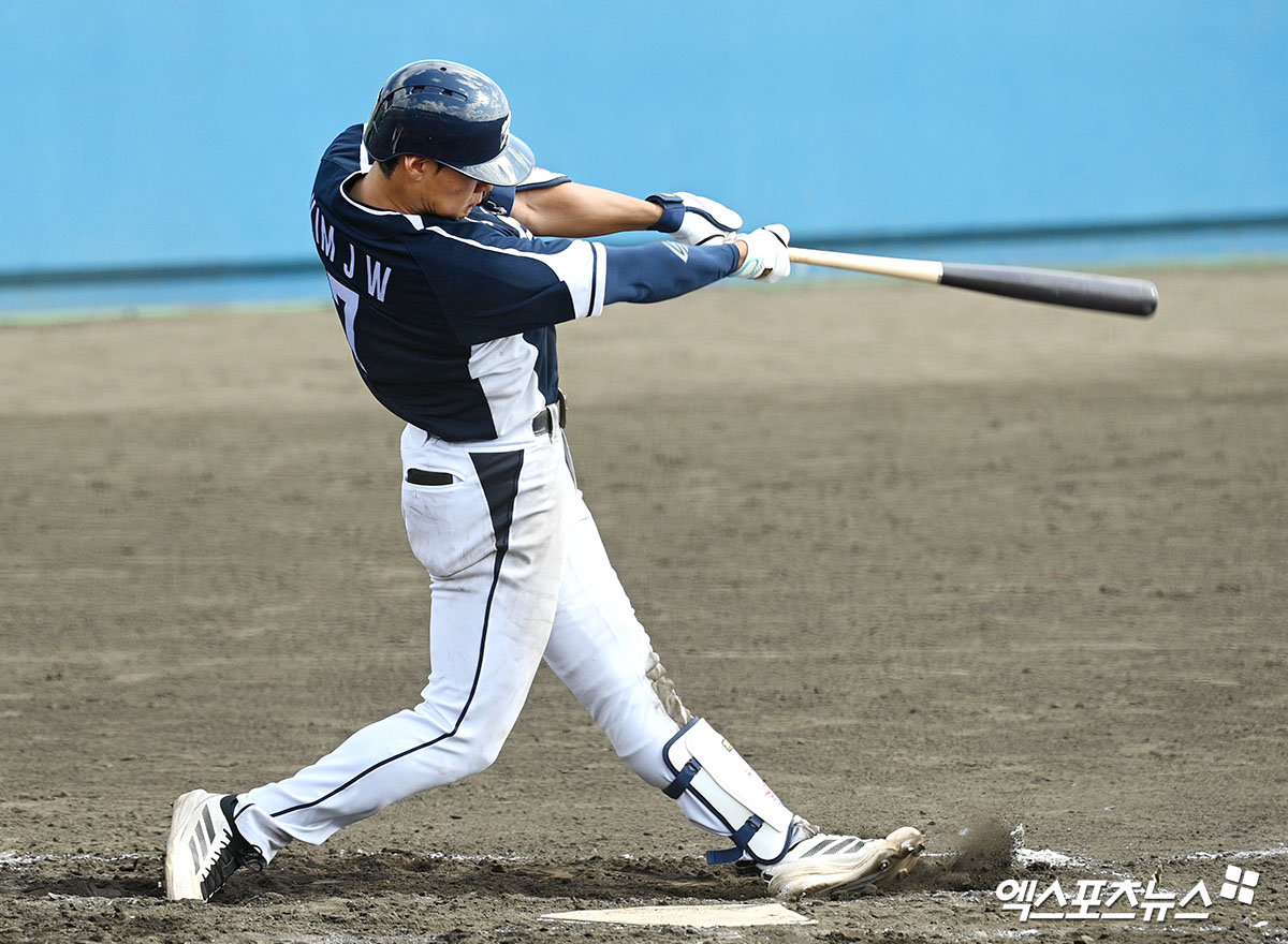 2026 월드베이스볼클래식(WBC) 국가대표팀 투수 송승기가 21일 일본 오키나와 고친다 구장에서 열린 한화 이글스 연습경기에서 7회초 결승 3점 홈런을 기록했다. 사진 고아라 기자