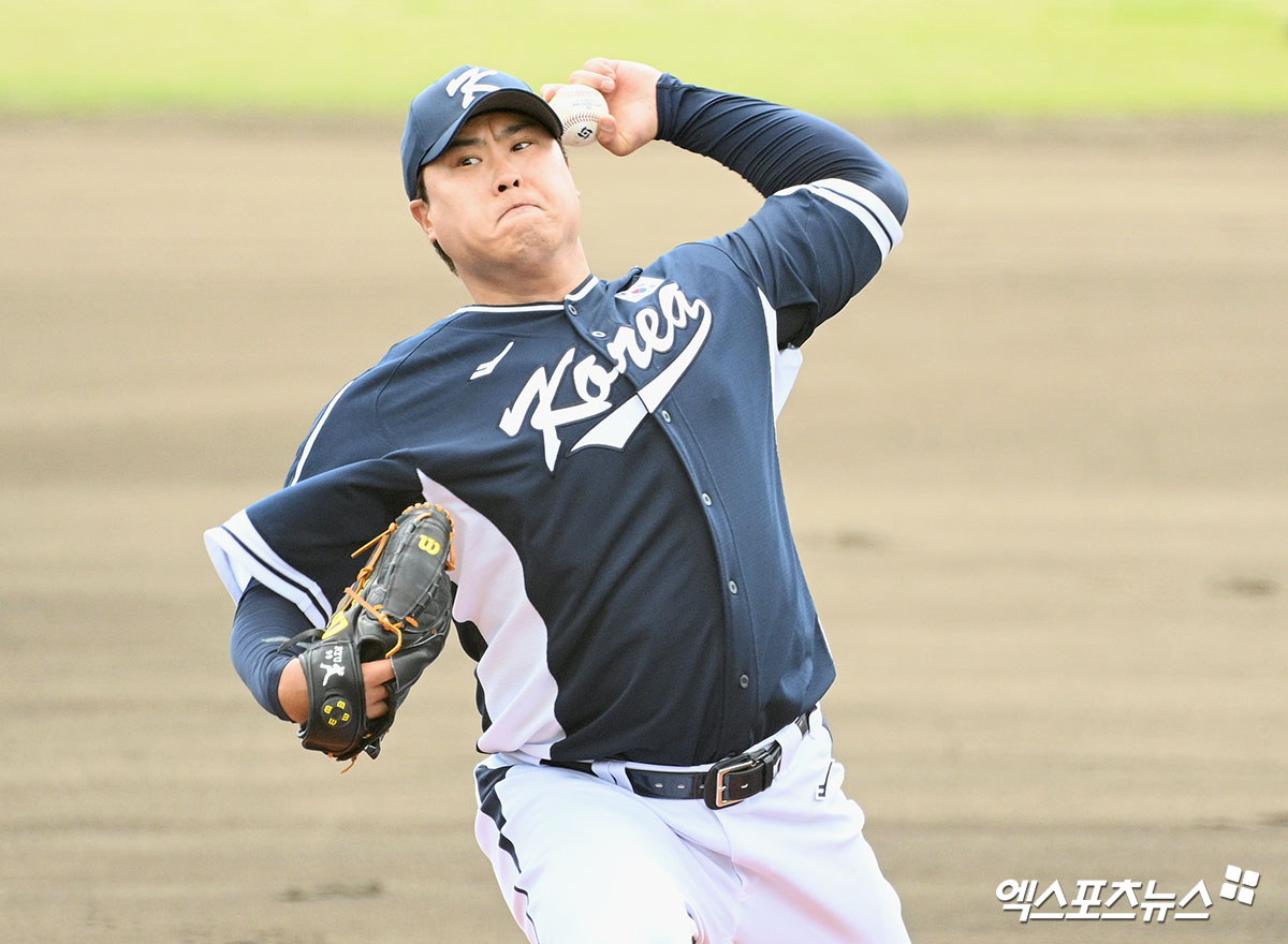 2026 월드베이스볼클래식(WBC) 국가대표팀 투수 류현진이 21일 일본 오키나와 고친다 구장에서 열린 소속팀 한화 이글스와의 연습경기에 선발투수로 등판, 2이닝 무실점으로 호투했다. 사진 고아라 기자