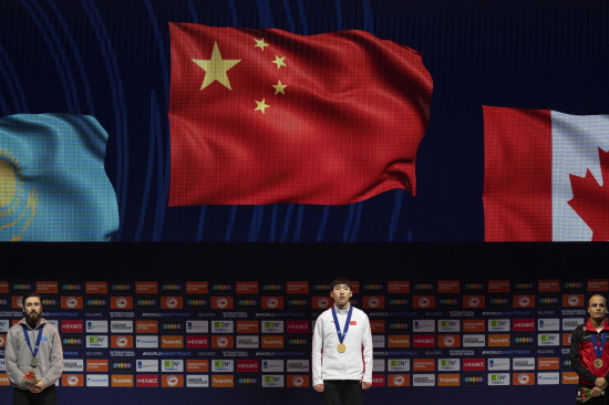 중국으로 귀화한 쇼트트랙 린샤오쥔이 8년 만에 출전한 동계올림픽에서 빈 손으로 돌아가게 됐다. 그는 21일 이탈리아 밀라노 아이스스케이팅 아레나에서 열린 2026 동계올림픽 쇼트트랙 남자 5000m 계주 파이널B(순위결정전)을 끝으로 2026 동계올림픽 일정을 마쳤다. 그는 500m와 1000m, 1500m 등 개인전 3개 종목에선 모두 준결승에도 오르지 못했다. 혼성 2000m 계주와 남자 5000m 계주에선 각각 중국대표팀의 결승 진출 실패, 4위 입상으로 메달을 손에 넣지 못했다. 연합뉴스