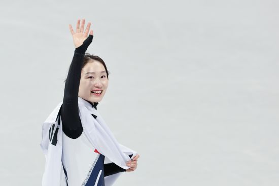한국 여자 쇼트트랙의 간판 최민정(27·성남시청)이 2026 밀라노·코르티나담페초 동계올림픽을 끝으로 올림픽 무대에서 퇴장한다. 지금까지 어머니의 사랑이 뒷받침됐던 사실이 공개되며 더욱 화제가 되고 있다. 최민정은 1500m 결승에 앞서 진행된 국제올림픽위원회(IOC)와의 인터뷰에서 밀라노 출국 전 어머니로부터 받은 손편지를 공개했다. 연합뉴스