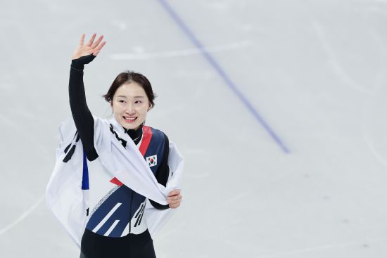 한국 여자 쇼트트랙의 간판 최민정(27·성남시청)이 2026 밀라노·코르티나담페초 동계올림픽을 끝으로 올림픽 무대에서 퇴장한다. 지금까지 어머니의 사랑이 뒷받침됐던 사실이 공개되며 더욱 화제가 되고 있다. 최민정은 1500m 결승에 앞서 진행된 국제올림픽위원회(IOC)와의 인터뷰에서 밀라노 출국 전 어머니로부터 받은 손편지를 공개했다. 연합뉴스