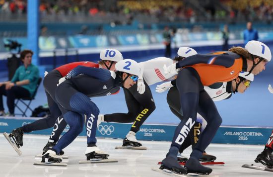 한국 빙속 장거리 간판 정재원(강원도청)은 21일(한국시간) 이탈리아 밀라노 스피드스케이팅 스타디움에서 열린 2026 밀라노·코르티나담페초 동계올림픽 스피드스케이팅 남자 매스스타트 준결승 1조에서 3위를 차지해 결승 진출에 성공했다. 준결승 2조에 출전한 2007년생 신예 조승민(동북고)은 조 8위 안에 들지 못하면서 결승에 올라가지 못했다. 정재원은 결승 진출에 성공하면서 2022 베이징 대회 남자 매스스타트 은메달에 이어 올림픽 2연속 메달에 도전할 수 있게 됐다. 한국은 매스스타트가 동계올림픽 정식 종목이 된 2018 평창 대회부터 매 대회마다 메달을 따고 있다. 연합뉴스