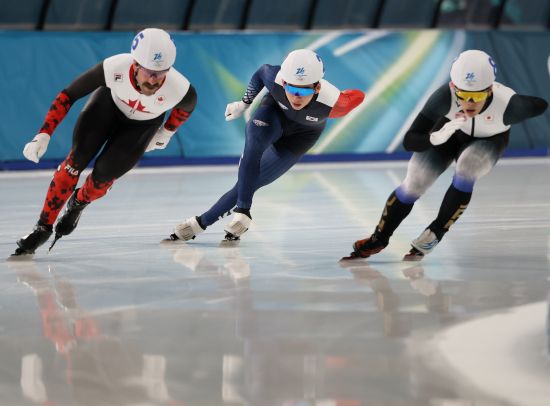 한국 빙속 장거리 간판 정재원(강원도청)은 21일(한국시간) 이탈리아 밀라노 스피드스케이팅 스타디움에서 열린 2026 밀라노·코르티나담페초 동계올림픽 스피드스케이팅 남자 매스스타트 준결승 1조에서 3위를 차지해 결승 진출에 성공했다. 준결승 2조에 출전한 2007년생 신예 조승민(동북고)은 조 8위 안에 들지 못하면서 결승에 올라가지 못했다. 정재원은 결승 진출에 성공하면서 2022 베이징 대회 남자 매스스타트 은메달에 이어 올림픽 2연속 메달에 도전할 수 있게 됐다. 한국은 매스스타트가 동계올림픽 정식 종목이 된 2018 평창 대회부터 매 대회마다 메달을 따고 있다. 연합뉴스