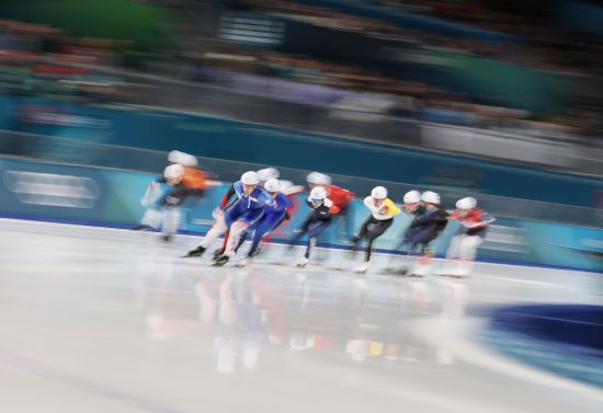 한국 빙속 장거리 간판 정재원(강원도청)은 21일(한국시간) 이탈리아 밀라노 스피드스케이팅 스타디움에서 열린 2026 밀라노·코르티나담페초 동계올림픽 스피드스케이팅 남자 매스스타트 준결승 1조에서 3위를 차지해 결승 진출에 성공했다. 준결승 2조에 출전한 2007년생 신예 조승민(동북고)은 조 8위 안에 들지 못하면서 결승에 올라가지 못했다. 정재원은 결승 진출에 성공하면서 2022 베이징 대회 남자 매스스타트 은메달에 이어 올림픽 2연속 메달에 도전할 수 있게 됐다. 한국은 매스스타트가 동계올림픽 정식 종목이 된 2018 평창 대회부터 매 대회마다 메달을 따고 있다. 연합뉴스