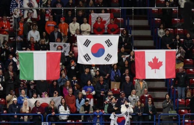 2026 밀라노·코르티나담페초 동계올림픽 쇼트트랙 시상식에서 공식 규격과 다른 형태의 태극기가 잇따라 게양되는 대형 사고가 발생했다. 한국 선수단의 강력한 항의에 국제올림픽위원회(IOC)와 대회 조직위원회는 즉각 오류를 인정하고 시정 조치에 나섰다. 조직위의 시정 조치 이후 치러진 남자 계주와 여자 1500m 시상식에서는 다행히 올바른 규격의 태극기가 정상적으로 게양됐다. 국가의 정체성을 상징하는 태극기가 제 모습을 되찾으면서 선수들은 정상적인 의전 속에 대회를 마무리할 수 있었다. 연합뉴스