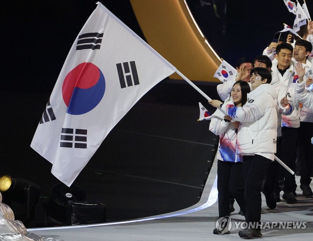 2026 밀라노·코르티나담페초 동계올림픽 쇼트트랙 시상식에서 공식 규격과 다른 형태의 태극기가 잇따라 게양되는 대형 사고가 발생했다. 한국 선수단의 강력한 항의에 국제올림픽위원회(IOC)와 대회 조직위원회는 즉각 오류를 인정하고 시정 조치에 나섰다. 조직위의 시정 조치 이후 치러진 남자 계주와 여자 1500m 시상식에서는 다행히 올바른 규격의 태극기가 정상적으로 게양됐다. 국가의 정체성을 상징하는 태극기가 제 모습을 되찾으면서 선수들은 정상적인 의전 속에 대회를 마무리할 수 있었다. 연합뉴스