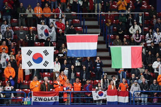 2026 밀라노·코르티나담페초 동계올림픽 쇼트트랙 시상식에서 공식 규격과 다른 형태의 태극기가 잇따라 게양되는 대형 사고가 발생했다. 한국 선수단의 강력한 항의에 국제올림픽위원회(IOC)와 대회 조직위원회는 즉각 오류를 인정하고 시정 조치에 나섰다. 조직위의 시정 조치 이후 치러진 남자 계주와 여자 1500m 시상식에서는 다행히 올바른 규격의 태극기가 정상적으로 게양됐다. 국가의 정체성을 상징하는 태극기가 제 모습을 되찾으면서 선수들은 정상적인 의전 속에 대회를 마무리할 수 있었다. 연합뉴스