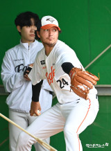 화이트 '뚫어져라'[포토]