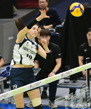 빅토리아 ‘공격을 이끈다’[포토]