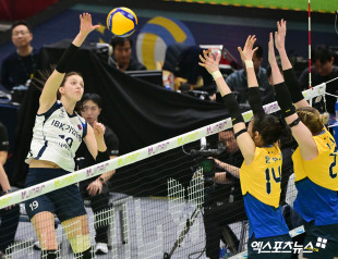 빅토리아 ‘노리고 때린다’[포토]