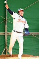 부상 문동주 '가볍게 툭'[포토]