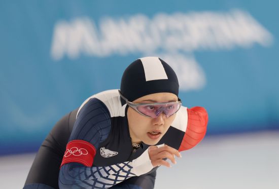 한국 여자 빙속 장거리 간판 박지우(한국체육대)는 21일(한국시간) 이탈리아 밀라노 스피드스케이팅 스타디움에서 열린 2026 밀라노·코르티나담페초 동계올림픽 스피드스케이팅 여자 매스스타트 준결승 2조에서 3위에 올라 결승 진출에 성공했다. 박지우는 지난 2018 평창 올림픽과 2022 베이징 올림픽 모두 매스스타트 준결승에서 탈락했다. 처음으로 매스스타트 결승에 오르면서 박지우는 2018 평창 대회 김보름의 은메달 이후 8년 만에 여자 매스스타트 메달에 도전하게 됐다. 연합뉴스