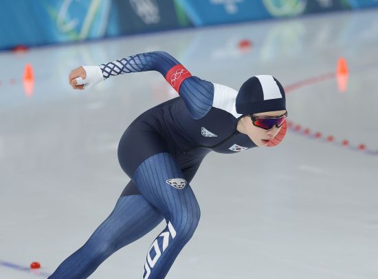 한국 여자 빙속 장거리 간판 박지우(한국체육대)는 21일(한국시간) 이탈리아 밀라노 스피드스케이팅 스타디움에서 열린 2026 밀라노·코르티나담페초 동계올림픽 스피드스케이팅 여자 매스스타트 준결승 2조에서 3위에 올라 결승 진출에 성공했다. 박지우는 지난 2018 평창 올림픽과 2022 베이징 올림픽 모두 매스스타트 준결승에서 탈락했다. 처음으로 매스스타트 결승에 오르면서 박지우는 2018 평창 대회 김보름의 은메달 이후 8년 만에 여자 매스스타트 메달에 도전하게 됐다. 연합뉴스