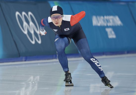 한국 여자 빙속 장거리 간판 박지우(한국체육대)는 21일(한국시간) 이탈리아 밀라노 스피드스케이팅 스타디움에서 열린 2026 밀라노·코르티나담페초 동계올림픽 스피드스케이팅 여자 매스스타트 준결승 2조에서 3위에 올라 결승 진출에 성공했다. 박지우는 지난 2018 평창 올림픽과 2022 베이징 올림픽 모두 매스스타트 준결승에서 탈락했다. 처음으로 매스스타트 결승에 오르면서 박지우는 2018 평창 대회 김보름의 은메달 이후 8년 만에 여자 매스스타트 메달에 도전하게 됐다. 연합뉴스