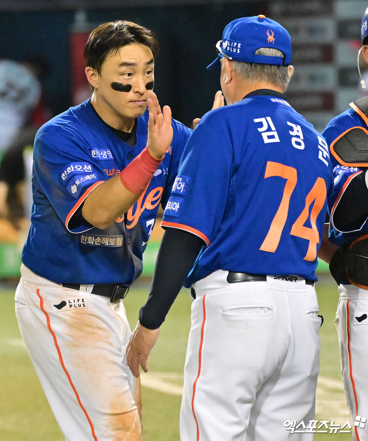 한화 이글스에 잔류한 베테랑 타자 손아섭이 오는 3월 시범경기에 앞서 자신의 기량을 증명할 기회를 얻을 전망이다. 김경문 한화 감독은 22일 일본 오키나와 니시자와 구장에서 열리는 일본프로야구 지바롯데 마린즈와의 연습경기에 앞서 '손아섭은 2군에서 몸이 다 만들어졌을 때 경기를 뛸 예정이다. 1군이 다음달 귀국 후 3월 9~10일 두 차례 연급경기를 잡았다. 그때 얼굴도 보고 대화도 할 예정이다'라고 말했다. 손아섭은 올겨울 스토브리그 FA 신청을 했으나 찾는 팀이 없었다. 지난 5일 계약기간 1년, 연봉 1억원에 한화 잔류가 확정됐다. 엑스포츠뉴스DB